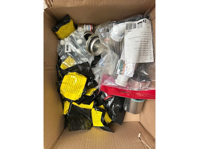 4x doos met badkameraccessoires w.o. kranen w.o. geberit, venlo - afbeelding 3 van  6