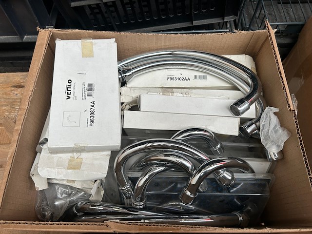 4x doos met badkameraccessoires w.o. kranen w.o. geberit, venlo - afbeelding 5 van  6