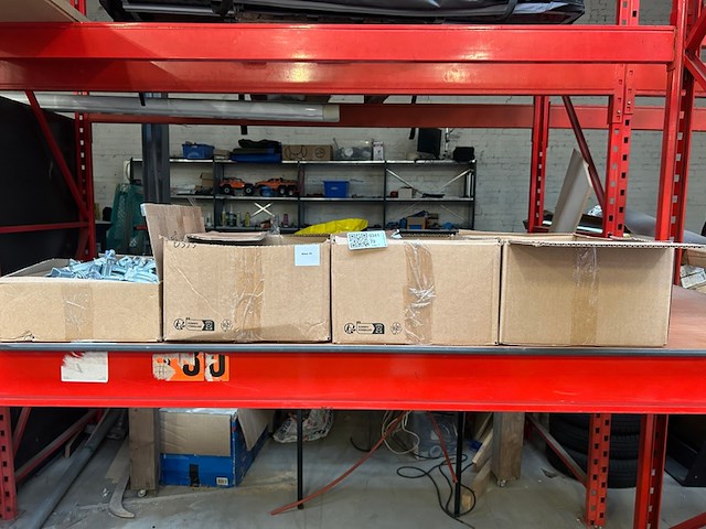 4x doos met installatiemateriaal met o.a. metalen pijpbeugels - afbeelding 1 van  9
