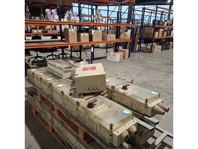 4x frame met schakelkasten - afbeelding 3 van  9