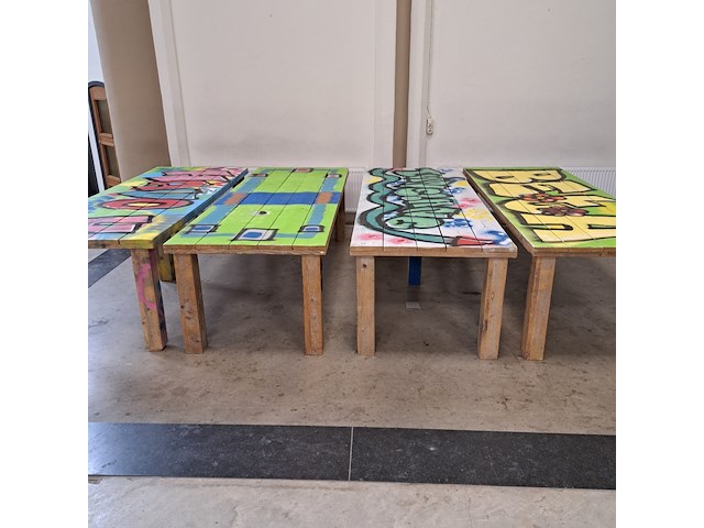 4x houten geschilderde tuintafel - afbeelding 1 van  5
