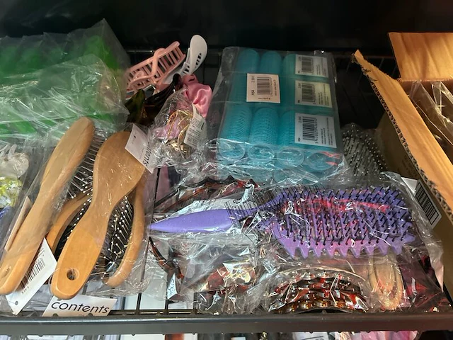 4x inhoud stellingvak w.o. mode- en haaraccessoires, w.o. h&m, cider, contents - afbeelding 4 van  18