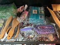 4x inhoud stellingvak w.o. mode- en haaraccessoires, w.o. h&m, cider, contents - afbeelding 4 van  18