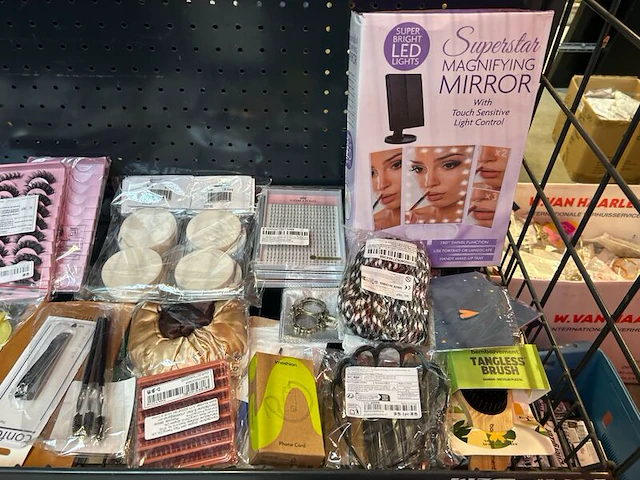 4x inhoud stellingvak w.o. mode- en haaraccessoires, w.o. h&m, cider, contents - afbeelding 5 van  18