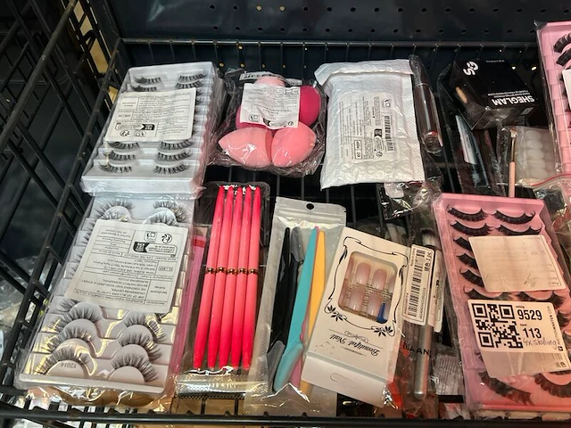 4x inhoud stellingvak w.o. mode- en haaraccessoires, w.o. h&m, cider, contents - afbeelding 6 van  18