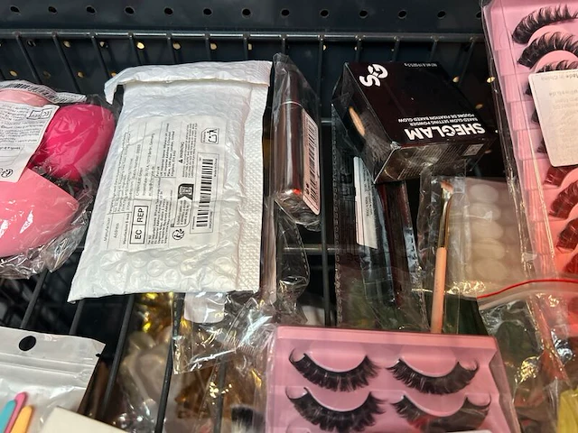 4x inhoud stellingvak w.o. mode- en haaraccessoires, w.o. h&m, cider, contents - afbeelding 7 van  18