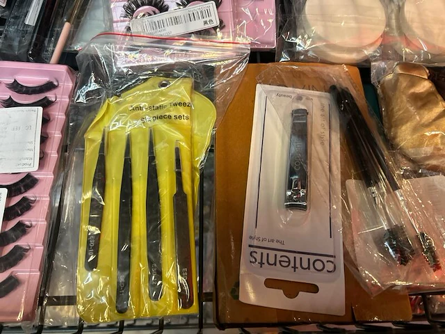 4x inhoud stellingvak w.o. mode- en haaraccessoires, w.o. h&m, cider, contents - afbeelding 8 van  18