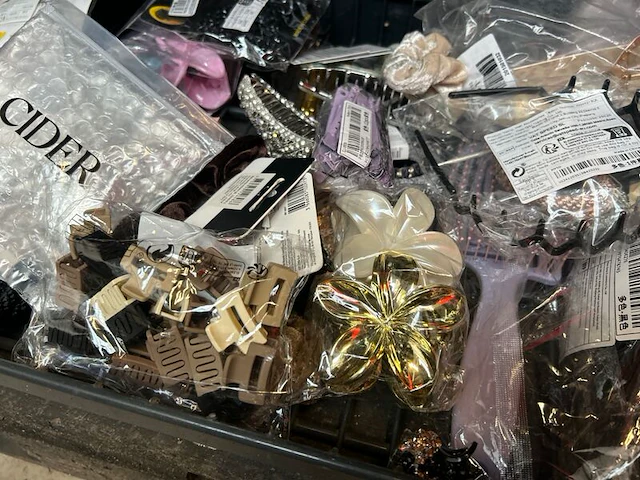 4x inhoud stellingvak w.o. mode- en haaraccessoires, w.o. h&m, cider, contents - afbeelding 15 van  18