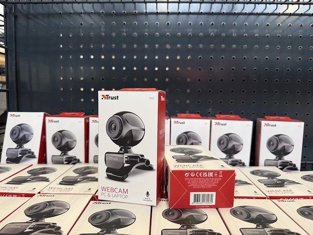4x inhoud stellingvak w.o. webcam en feestartikelen w.o. trust - afbeelding 6 van  11