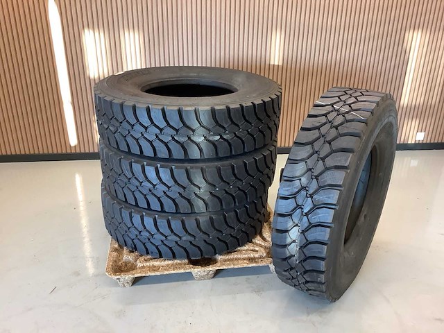 4x michelin 315/80r22.5 m+s retread vrachtwagenband - afbeelding 1 van  8
