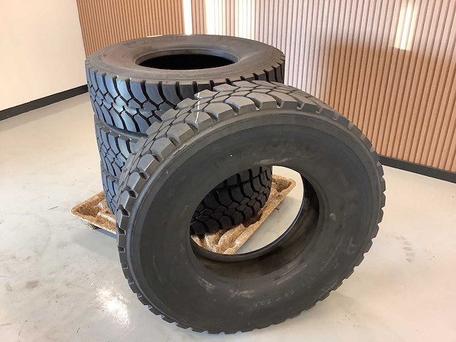 4x michelin 315/80r22.5 m+s retread vrachtwagenband - afbeelding 2 van  8