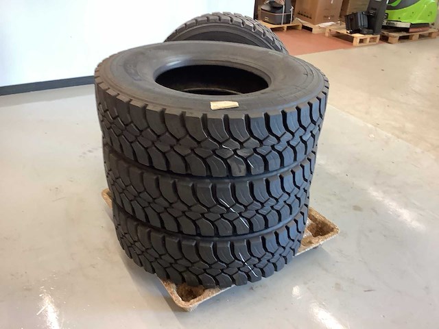 4x michelin 315/80r22.5 m+s retread vrachtwagenband - afbeelding 4 van  8