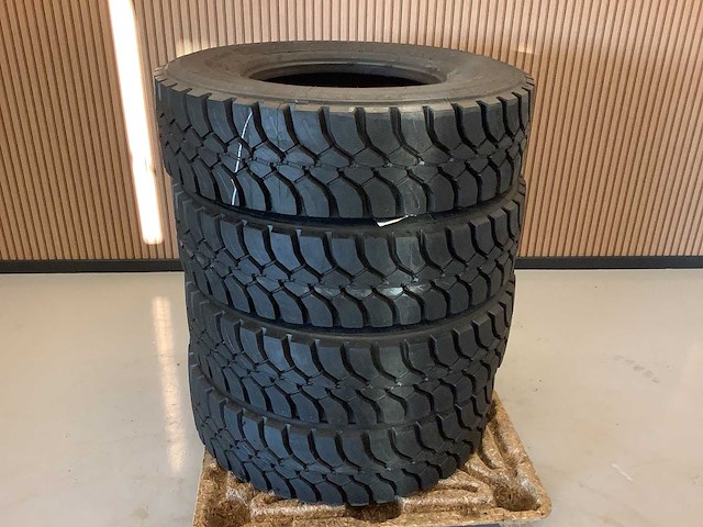 4x michelin 315/80r22.5 m+s retread vrachtwagenband - afbeelding 8 van  8