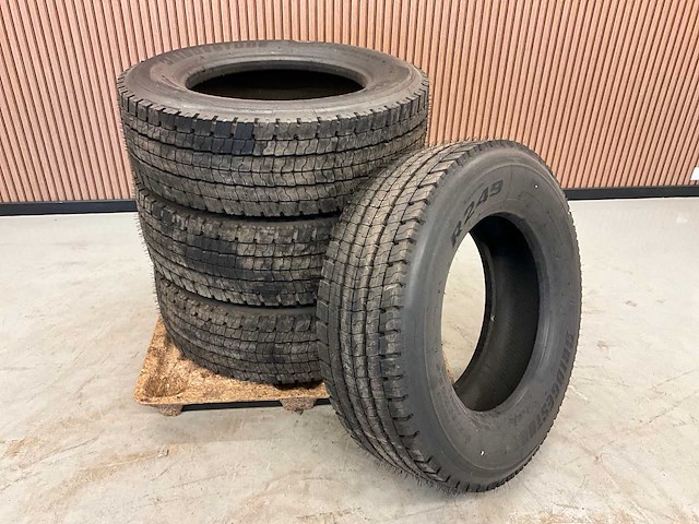 4x ongebruikt bridgestone 315/60r22.5 retread vrachtwagenband - afbeelding 1 van  7