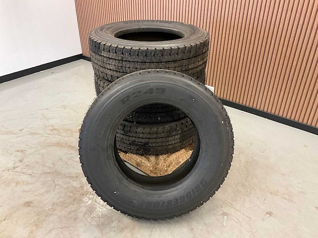4x ongebruikt bridgestone 315/60r22.5 retread vrachtwagenband - afbeelding 2 van  7