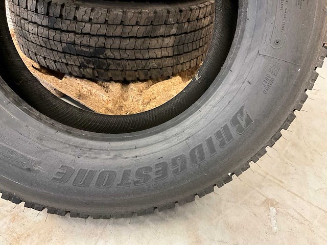 4x ongebruikt bridgestone 315/60r22.5 retread vrachtwagenband - afbeelding 3 van  7