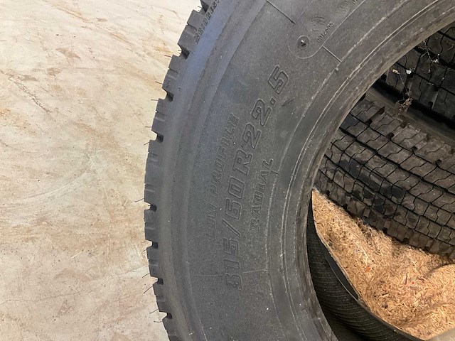 4x ongebruikt bridgestone 315/60r22.5 retread vrachtwagenband - afbeelding 4 van  7