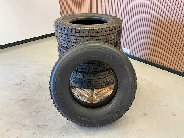 4x ongebruikt bridgestone 315/60r22.5 retread vrachtwagenband - afbeelding 1 van  4