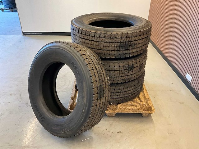 4x ongebruikt bridgestone 315/60r22.5 retread vrachtwagenband - afbeelding 2 van  4