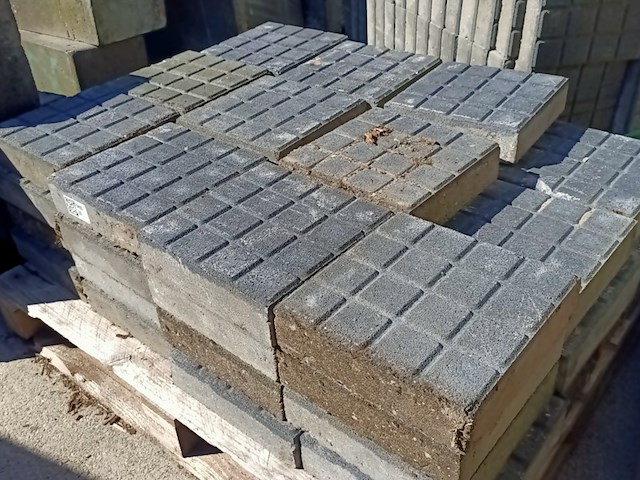 4x pallet betontegels, rasterpatroon - afbeelding 1 van  5
