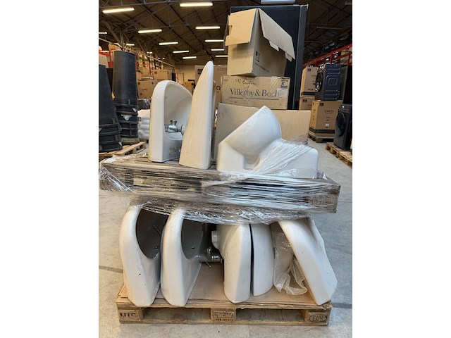4x pallet sanitair w.o. wasbakken en urinoirs - afbeelding 1 van  11