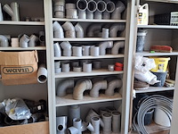 4x stellingkast met divers pvc hulpstukken - afbeelding 9 van  16