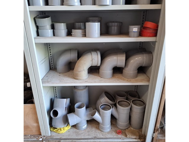 4x stellingkast met divers pvc hulpstukken - afbeelding 11 van  16
