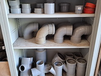4x stellingkast met divers pvc hulpstukken - afbeelding 11 van  16