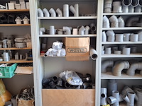 4x stellingkast met divers pvc hulpstukken - afbeelding 12 van  16