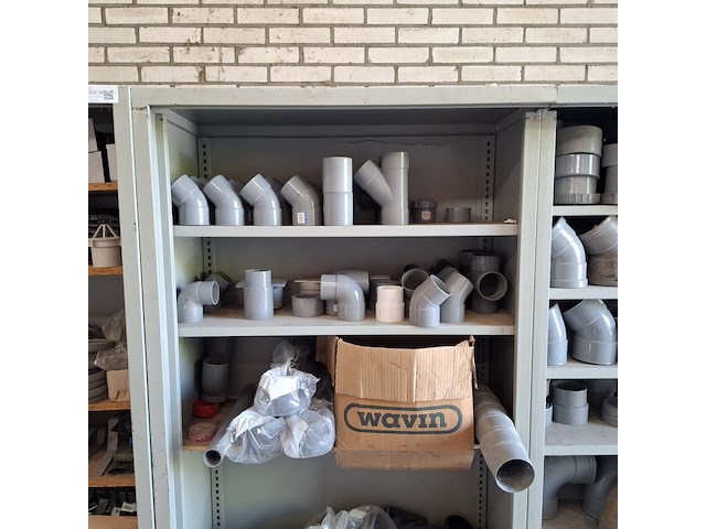 4x stellingkast met divers pvc hulpstukken - afbeelding 13 van  16