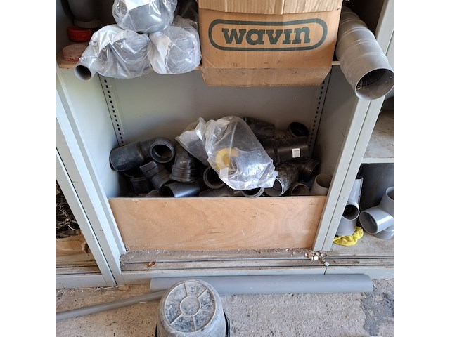 4x stellingkast met divers pvc hulpstukken - afbeelding 14 van  16