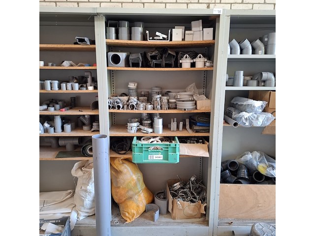 4x stellingkast met divers pvc hulpstukken - afbeelding 15 van  16