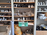 4x stellingkast met divers pvc hulpstukken - afbeelding 15 van  16