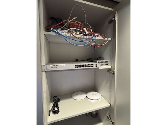 4x switch en 2x access point uunifi, switch en ap ac pro - afbeelding 1 van  6