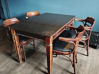 4x tafel met 4 stoelen