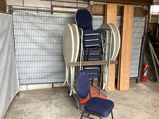 4x tuinbanken, 10x stoelen, 5x staantafels - afbeelding 1 van  7