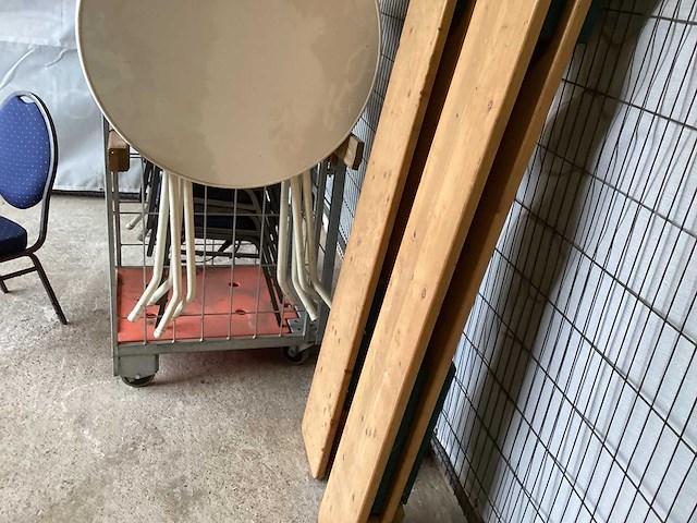 4x tuinbanken, 10x stoelen, 5x staantafels - afbeelding 5 van  7