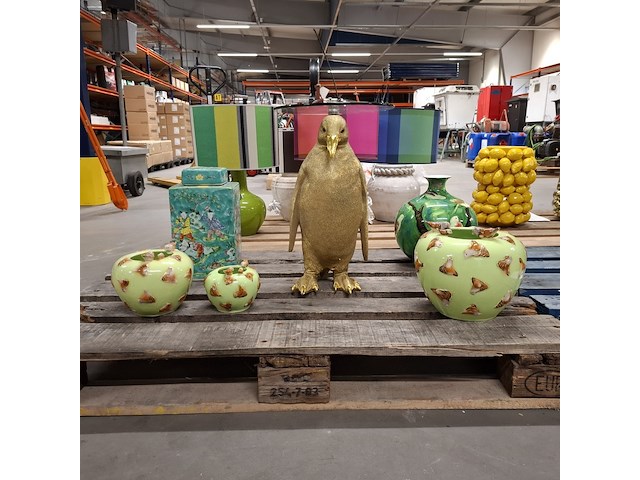 4x vaas, 1x chinese pot en 1x bijzettafel - afbeelding 1 van  11