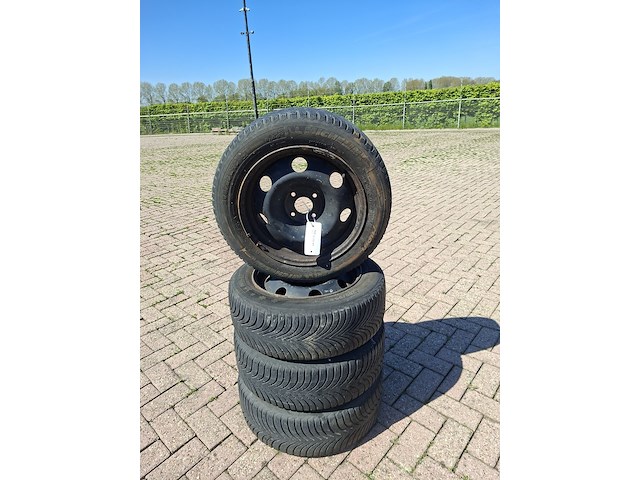 4x velg (4-gaats) met winterbanden - afbeelding 1 van  6