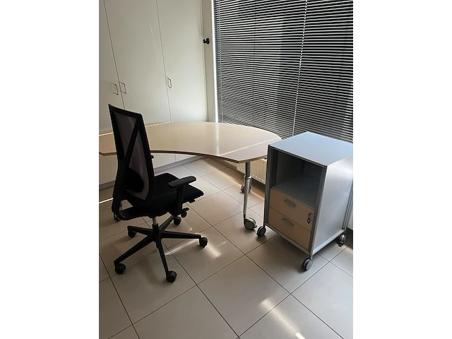 4x verrijdbare bureeltafel - afbeelding 7 van  8