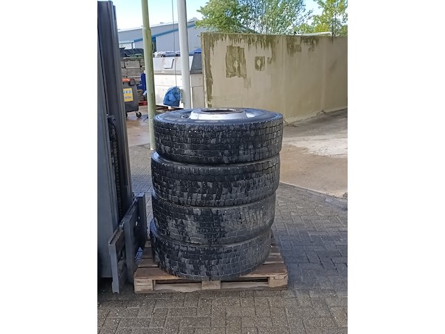 4x vrachtwagen velg met band, michelin, 295/80 r22.5 - afbeelding 1 van  9
