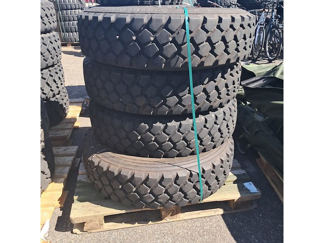 4x vrachtwagenband, michelin - afbeelding 1 van  7