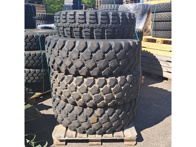 4x vrachtwagenband, o.a michelin, continental - afbeelding 1 van  6