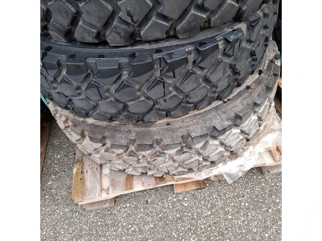 4x vrachtwagenband, o.a. michelin, o.a. xzl - afbeelding 6 van  6
