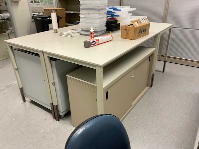 4x werkbank, 5x roldeurkast, 2x schuifdeurkast, 2x ladekast - afbeelding 19 van  20