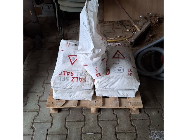 4x zak a 25 kilo strooizout - afbeelding 1 van  4