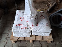 4x zak a 25 kilo strooizout - afbeelding 1 van  4