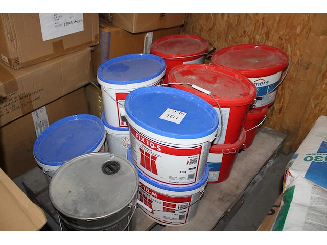 5 emmers fix 10s schomburg en zes emmers colorflex remmers op pallet. - afbeelding 1 van  3