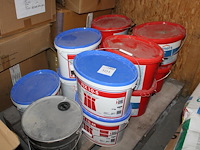 5 emmers fix 10s schomburg en zes emmers colorflex remmers op pallet. - afbeelding 1 van  3