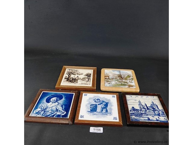 5 oude tegels in houten lijsten - afbeelding 1 van  5